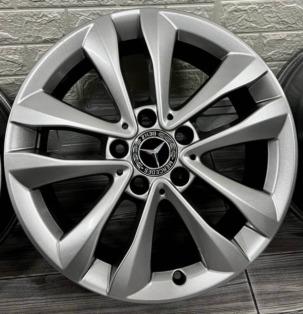 BENZ W205原廠17福利框的第2張圖片