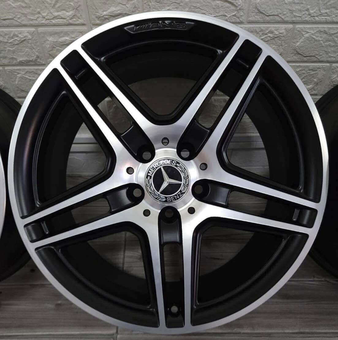 BENZ W204 W212  AMG消光夜色款18前後配福利框的第3張圖片