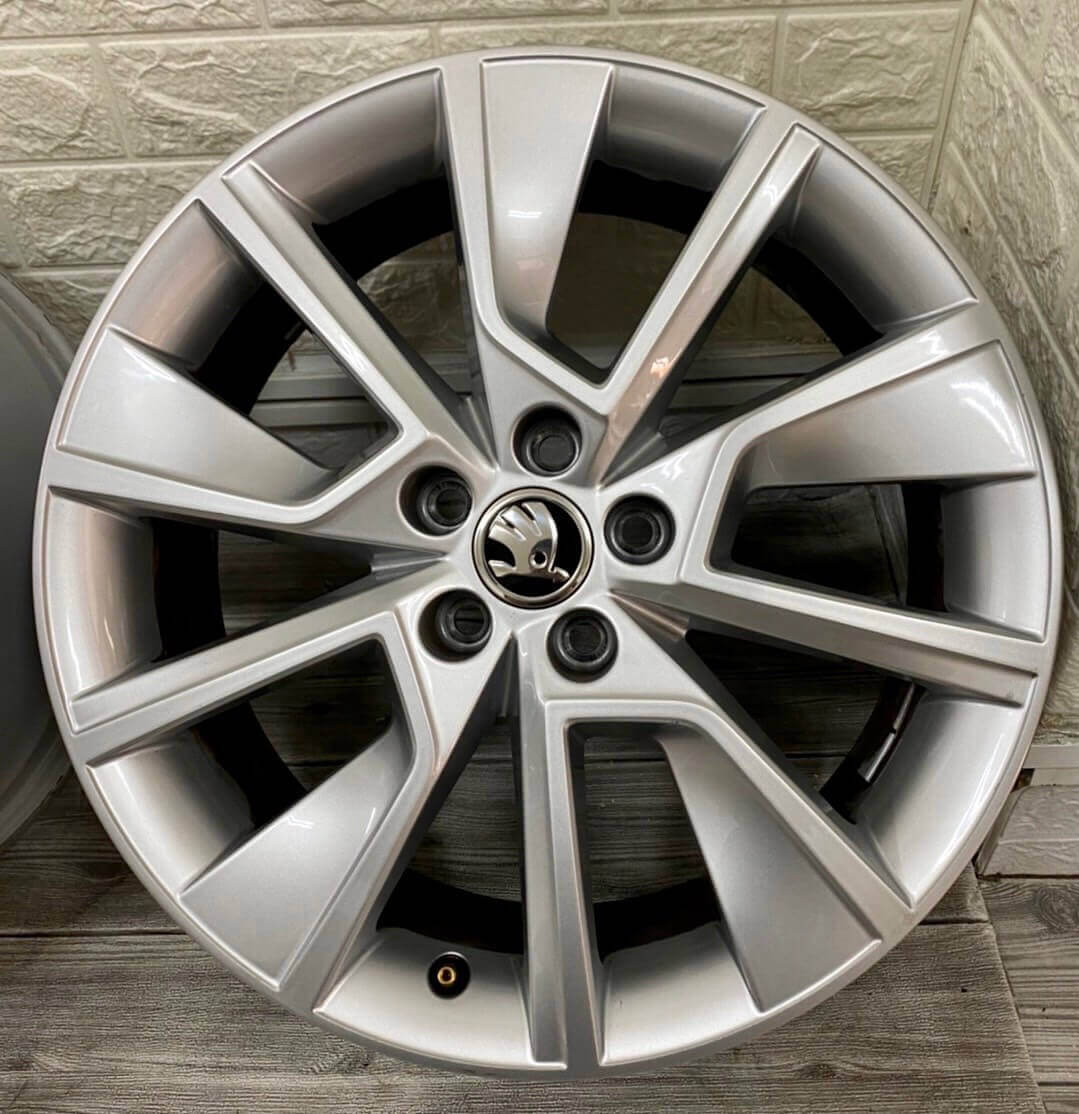 ✨Skoda SCALA 最新款原廠17福利框的第2張圖片