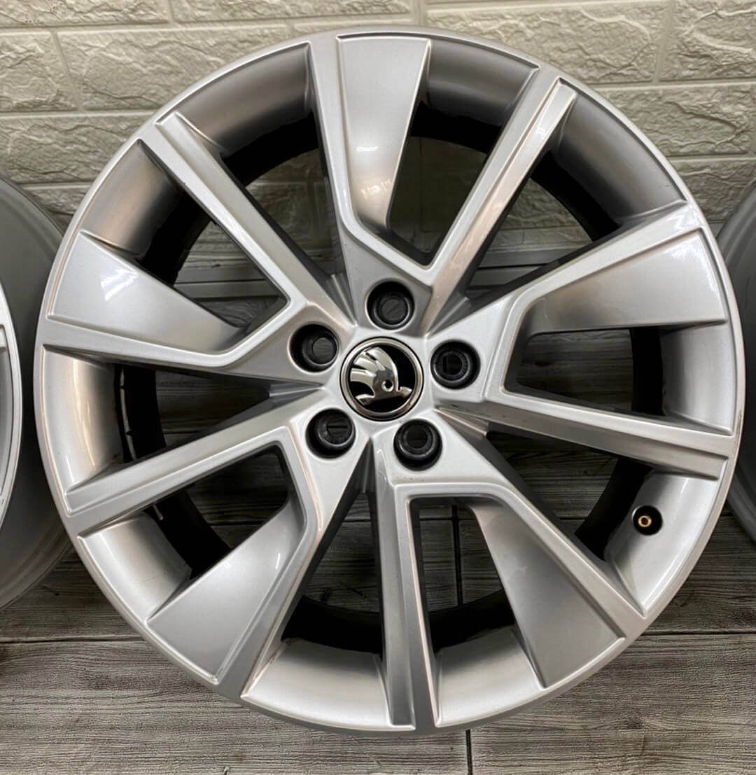 ✨Skoda SCALA 最新款原廠17福利框的第3張圖片