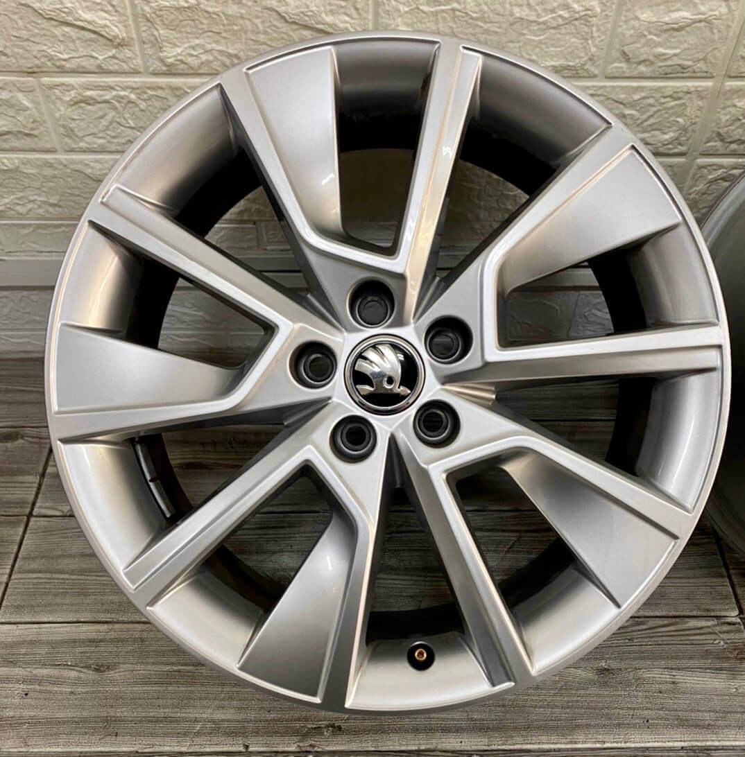 ✨Skoda SCALA 最新款原廠17福利框的第4張圖片