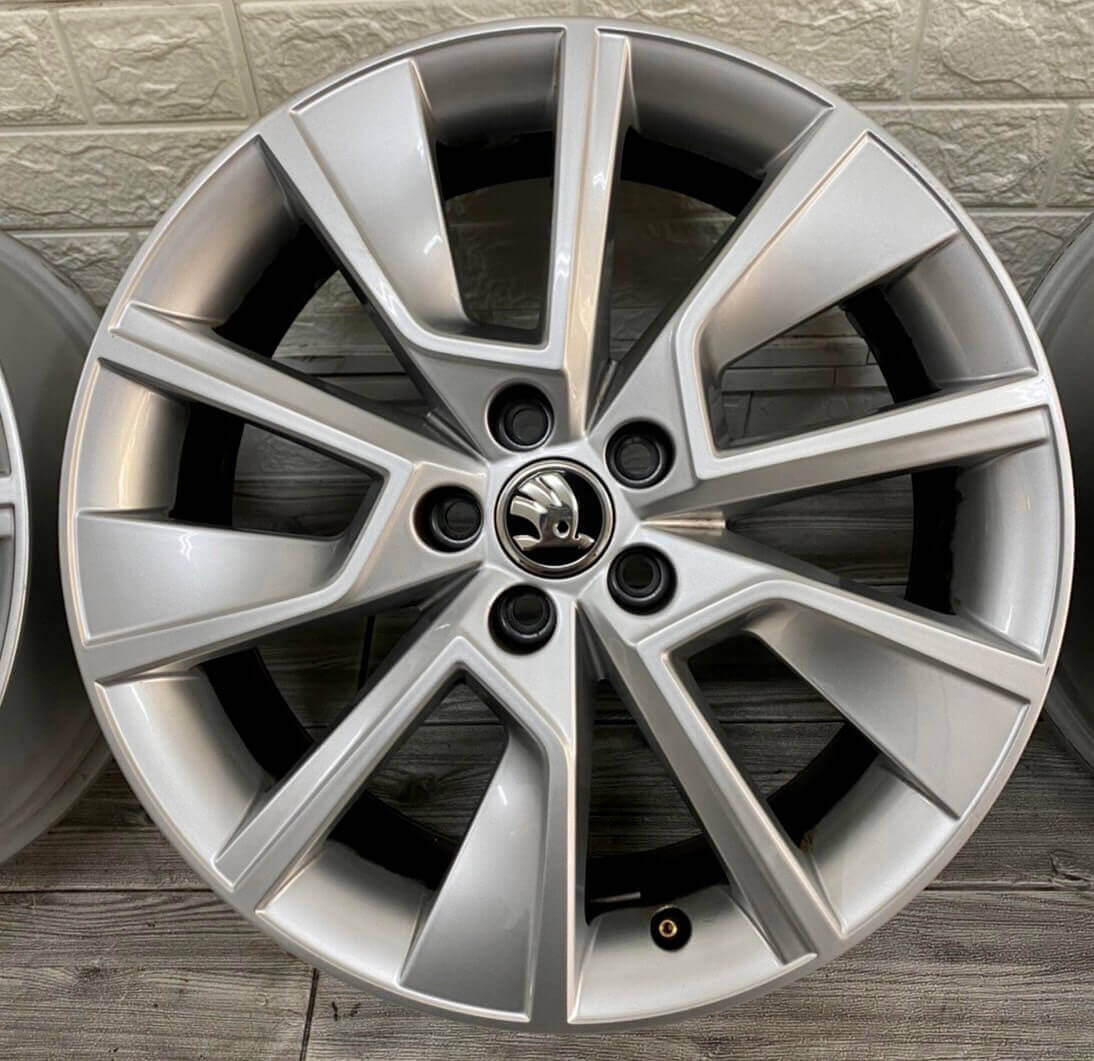 ✨Skoda SCALA 最新款原廠17福利框的第5張圖片