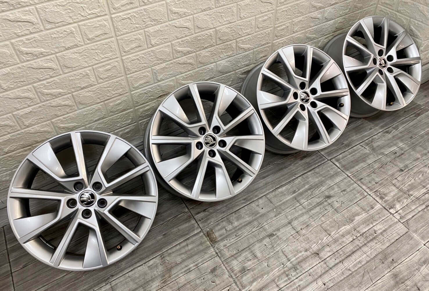 ✨Skoda SCALA 最新款原廠17福利框的第8張圖片