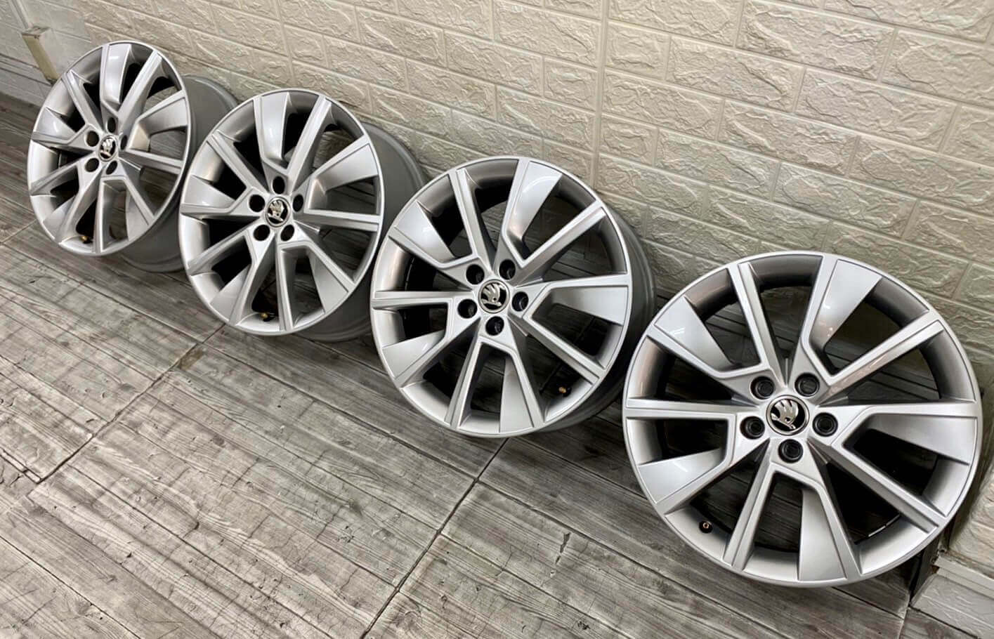 ✨Skoda SCALA 最新款原廠17福利框的第9張圖片