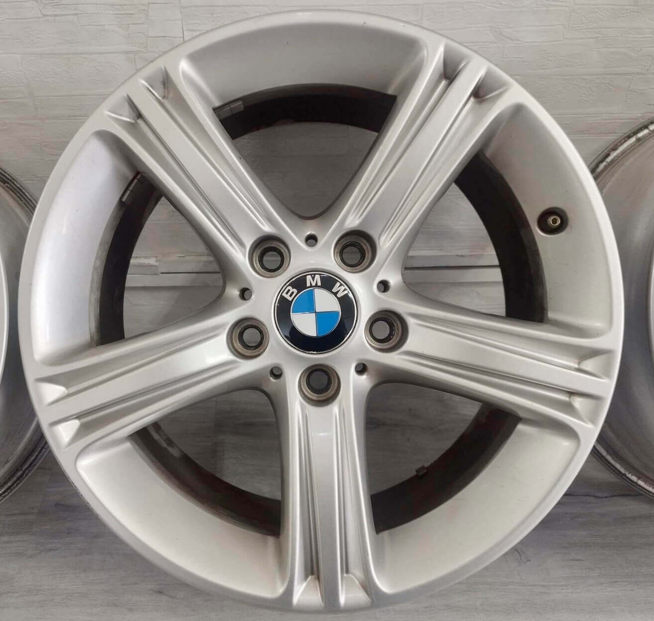 ✨BMW F30原廠17福利框的第2張圖片