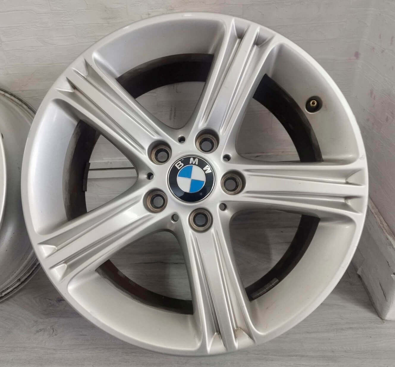 ✨BMW F30原廠17福利框的第4張圖片