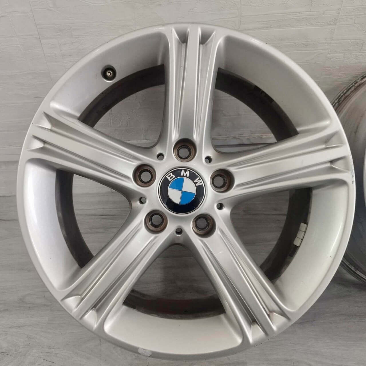 ✨BMW F30原廠17福利框的第5張圖片