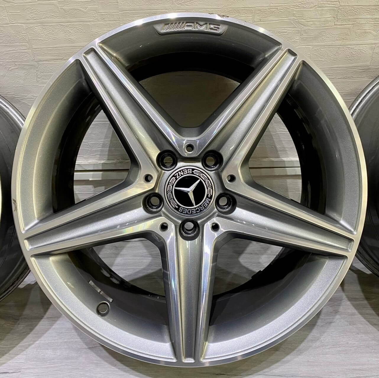 BENZ W213 原廠AMG 18福利框的第2張圖片