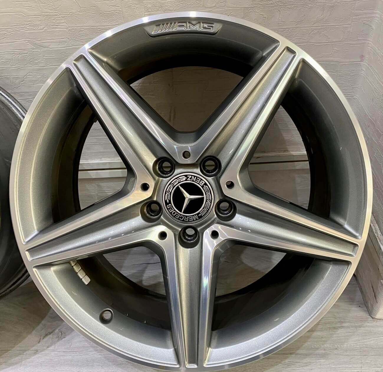 BENZ W213 原廠AMG 18福利框的第3張圖片