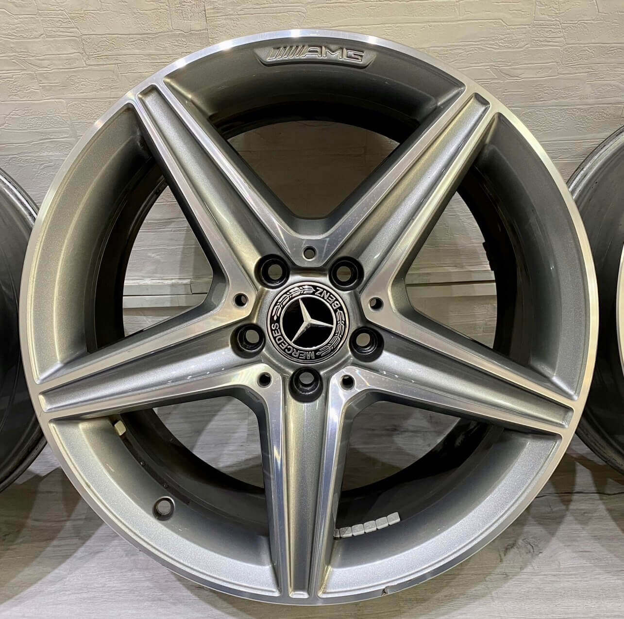 BENZ W213 原廠AMG 18福利框的第4張圖片