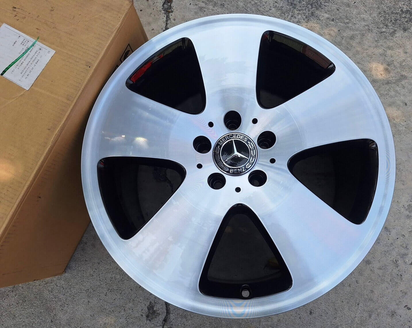 BENZ W221 S350原廠18框的第2張圖片