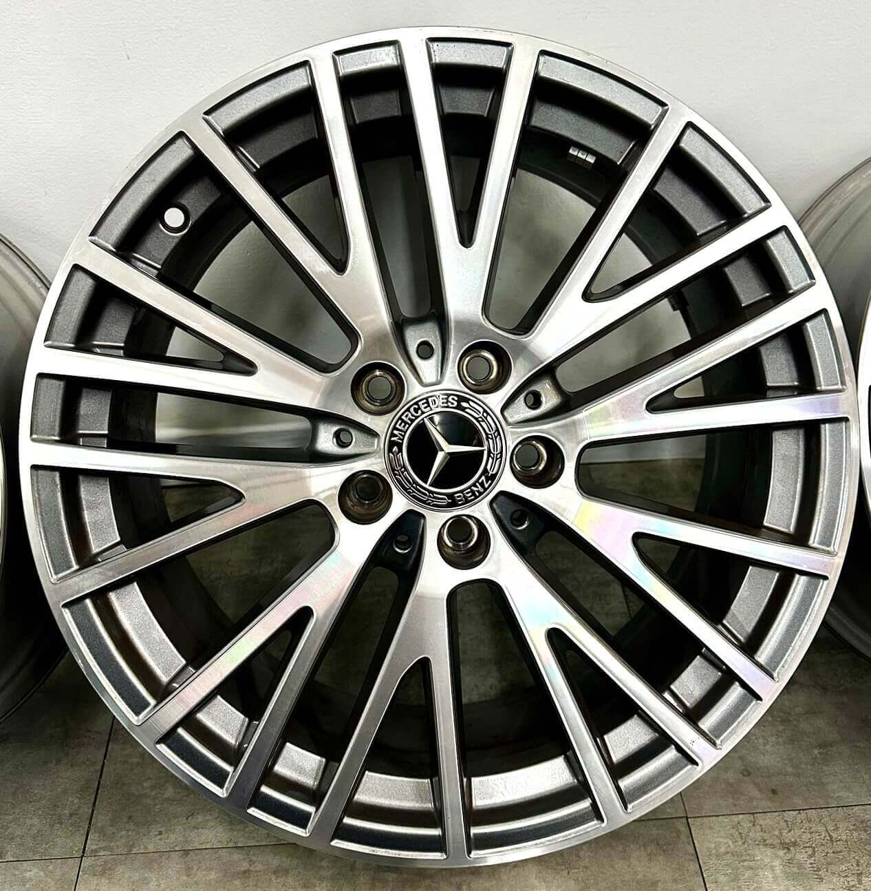 BENZ W177 A180 原廠18福利框的第2張圖片