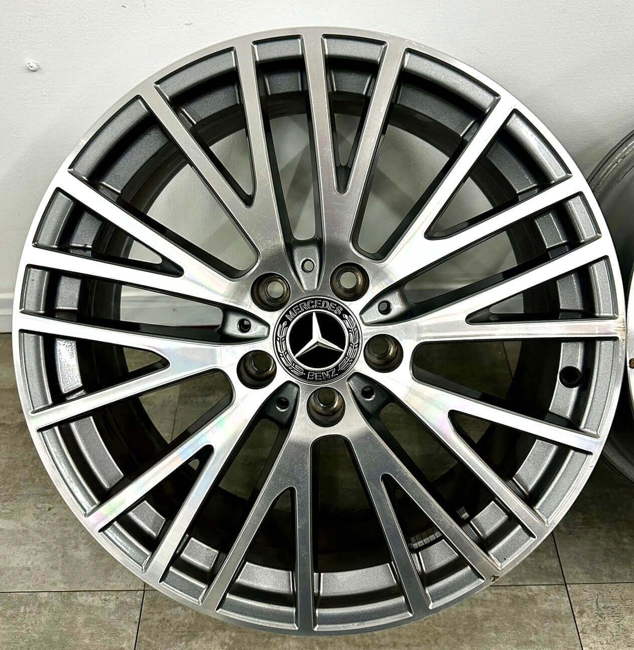 BENZ W177 A180 原廠18福利框的第3張圖片