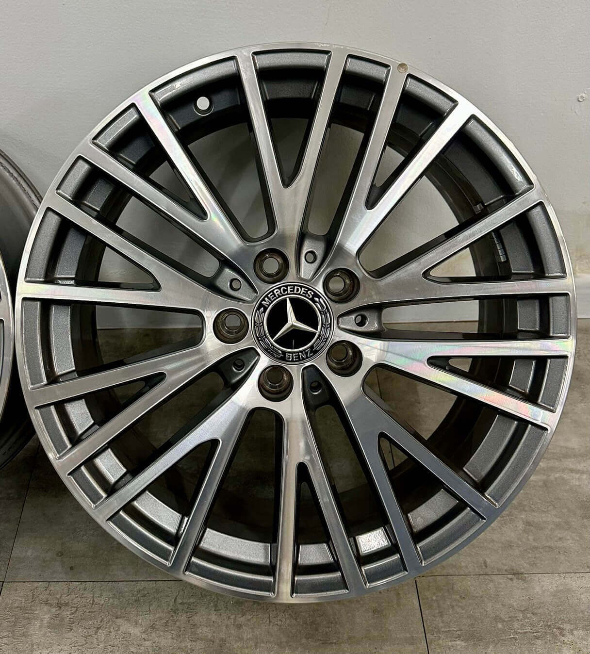 BENZ W177 A180 原廠18福利框的第4張圖片