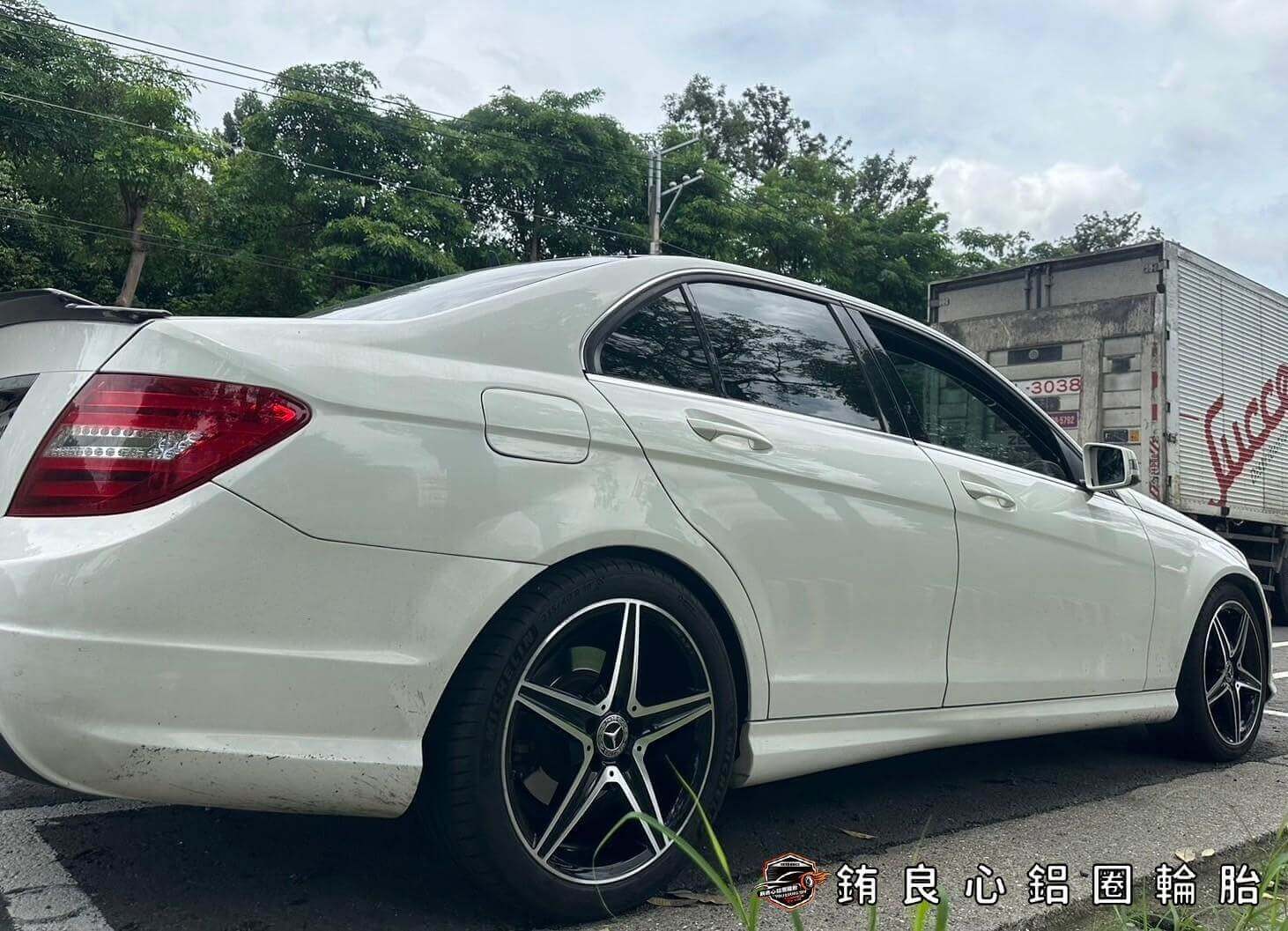 Benz W204車主升級更換W205原廠Amg夜色派大星18大框一套的第9張圖片