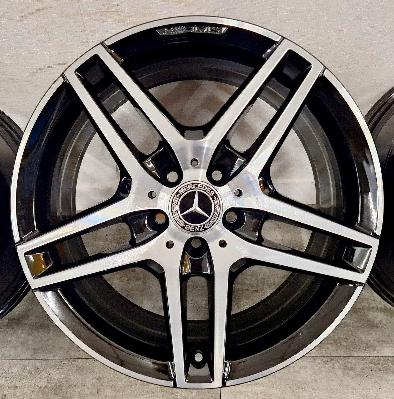 Benz C207 原廠18前後配福利框的第2張圖片