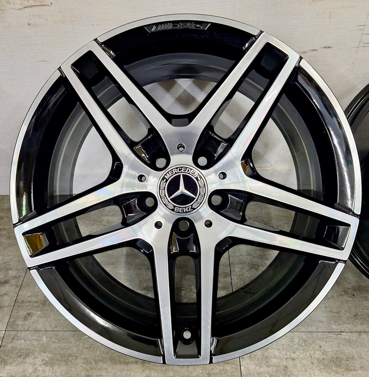 Benz C207 原廠18前後配福利框的第3張圖片