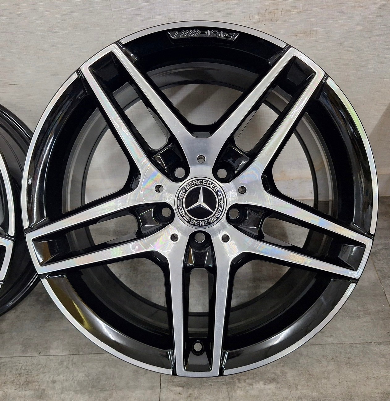 Benz C207 原廠18前後配福利框的第4張圖片