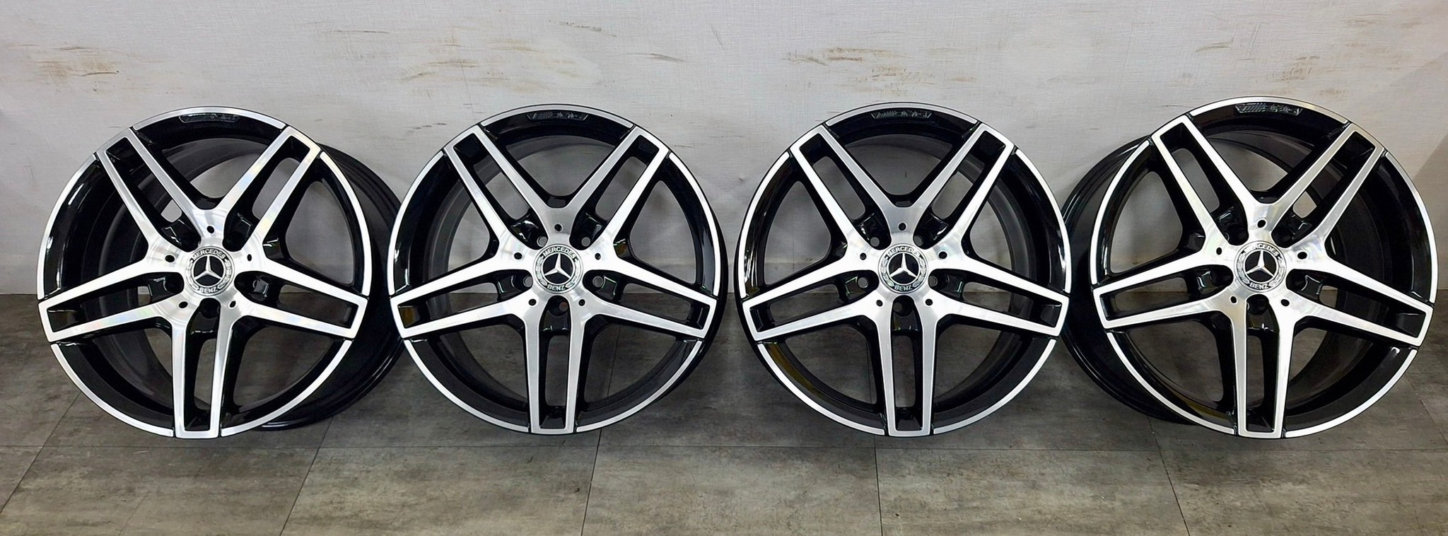 Benz C207 原廠18前後配福利框的第7張圖片