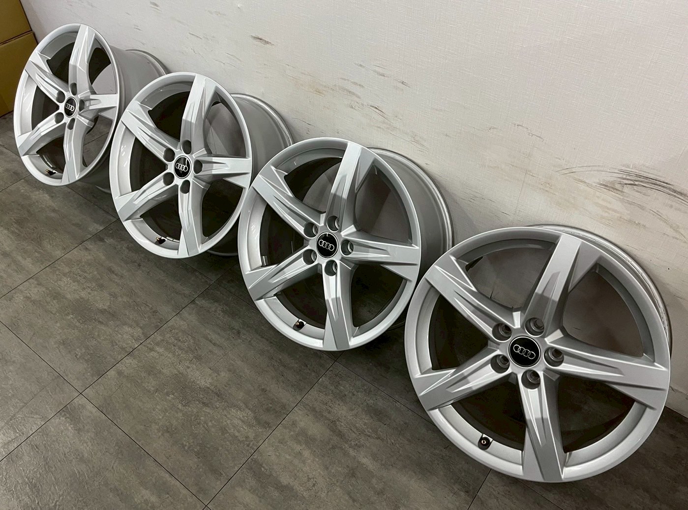 ✨AUDI Q5原廠18福利框的第7張圖片