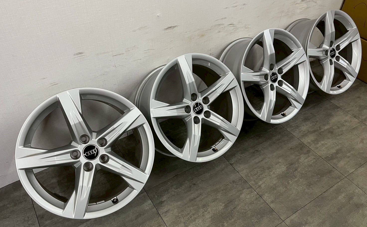 ✨AUDI Q5原廠18福利框的第9張圖片