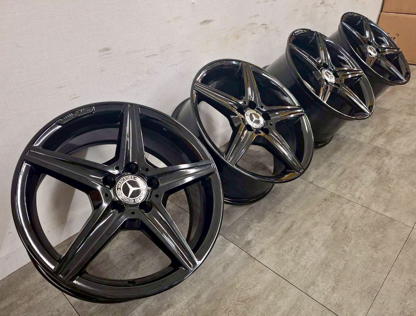 Benz W205 C class 原廠18前後配AMG福利框的第5張圖片