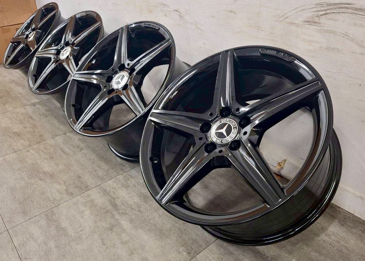 Benz W205 C class 原廠18前後配AMG福利框的第6張圖片