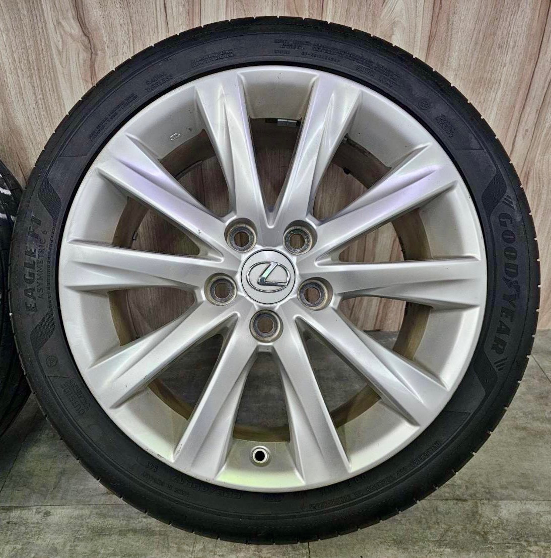 ✨Lexus is300 原廠17福利框胎的第3張圖片