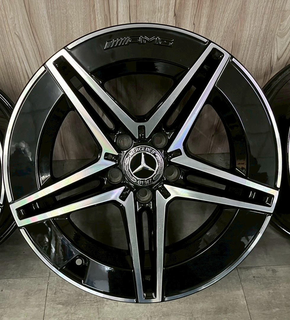 BENZ W206 原廠18前後配福利框的第2張圖片