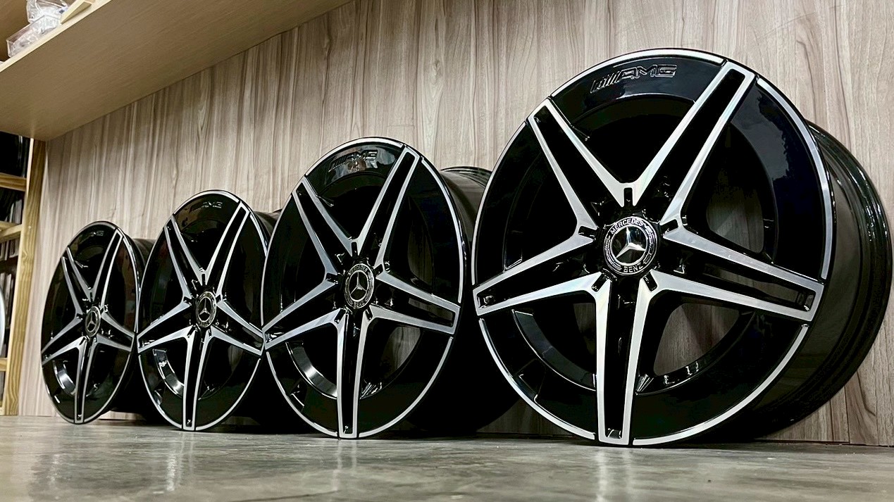 BENZ W206 原廠18前後配福利框的第5張圖片