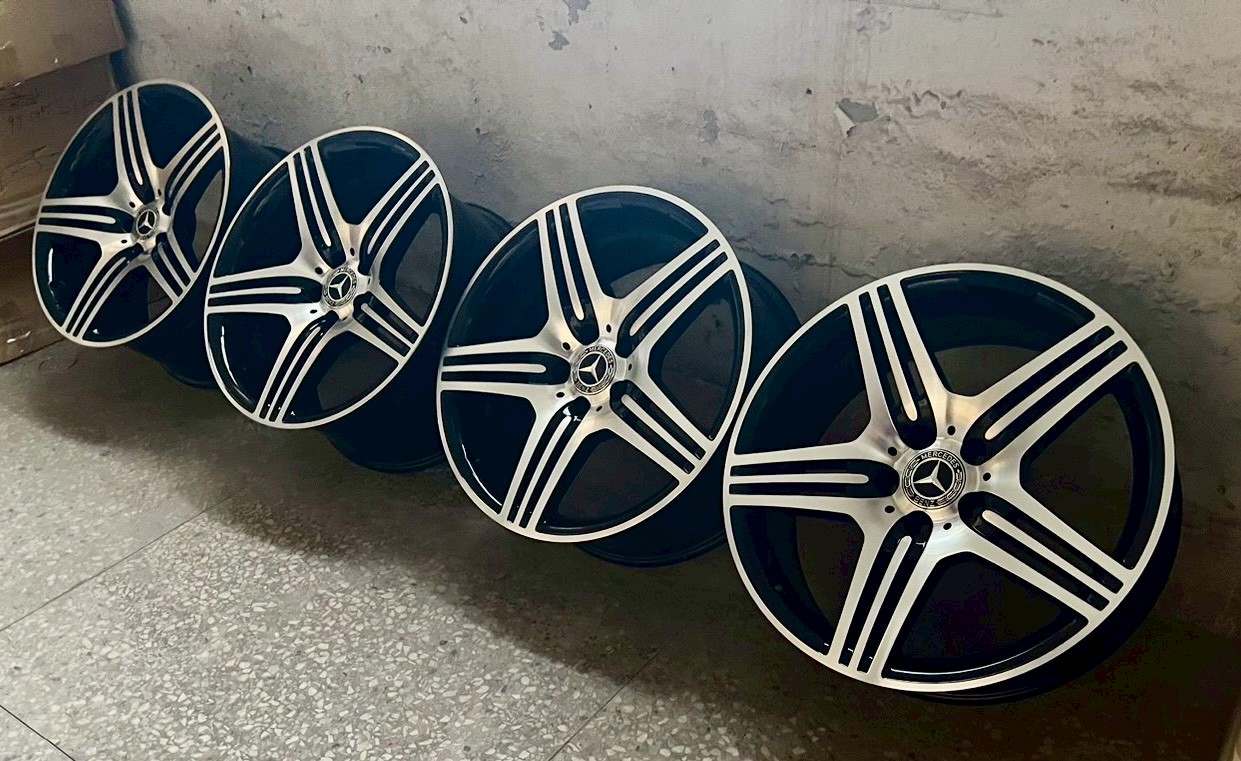 BENZ W231原廠AMG 19福利框的第6張圖片